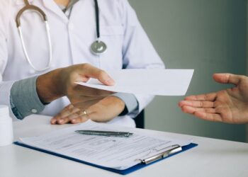 Trabalhador com dois empregos pode se afastar por auxílio-doença?