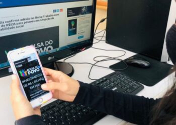 imagem de uma pessoa fazendo o cadastro no Bolsa do Povo