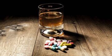 Álcool e Antibióticos: Especialistas Revelam os Perigos de Combinar as Duas Substâncias! (Fonte: Guia da Farmácia)
