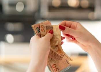Brasileiros comemoram pagamento de benefício Bolsa Família antecipado!