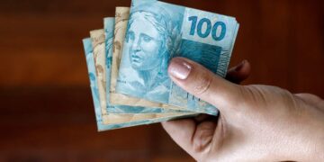 pagamento extra em cédulas de 100 reais