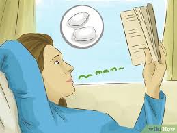 pessoa segurando livro para aprender como ler mais rapido