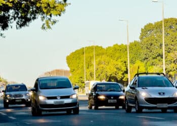 Trânsito cheio de carro. (Fonte: Jose Cruz/Agência Brasil).