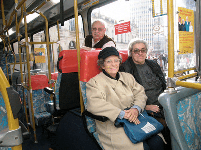 idosos no transporte público