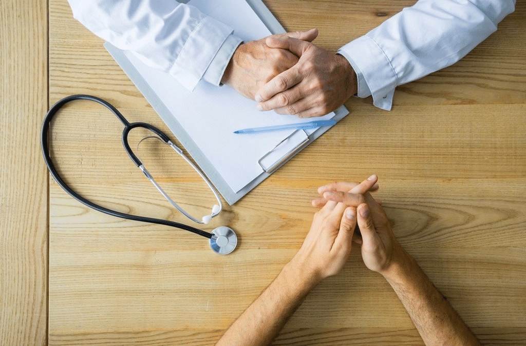 médico conversando com paciente