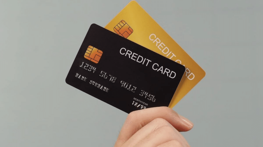 pessoa segurando cartões de crédito