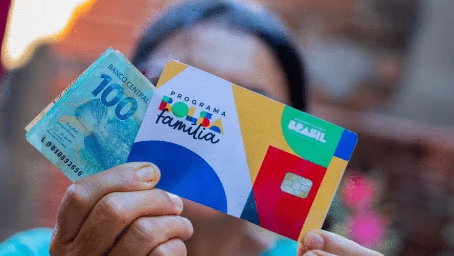 pessoa segurando cartão bolsa família