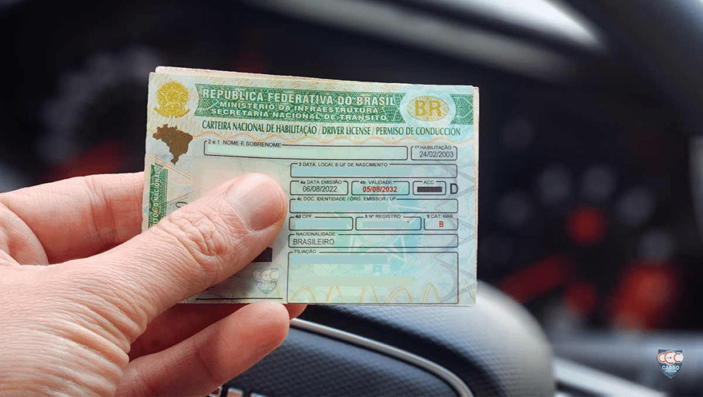 pessoa segurando carteira de motorista