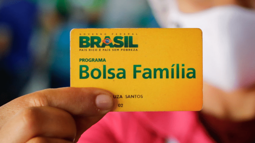 pessoa segurando cartão do bolsa família