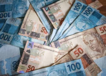 cédulas de 100 e 50 reais