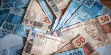 cédulas de 100 e 50 reais