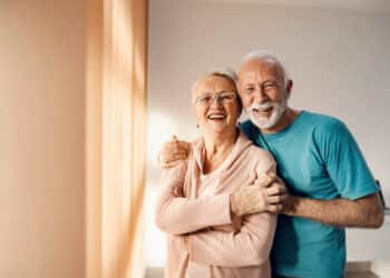 Casal de aposentados felizes com o calendário de pagamento de julho do INSS. (Fonte: Freepik).