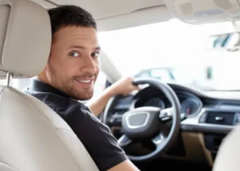 Homem dirigindo carro. (Fonte: loucos por carro).