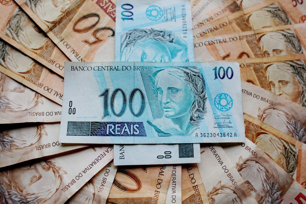 imagem de dinheiro para falar da restituição do imposto de renda 