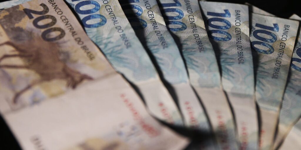 imagem de dinheiro de uma pessoa que recebe o Benefício de Prestação Continuada.