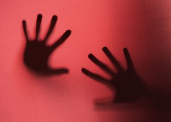 tela vermelha e silhueta de mãos