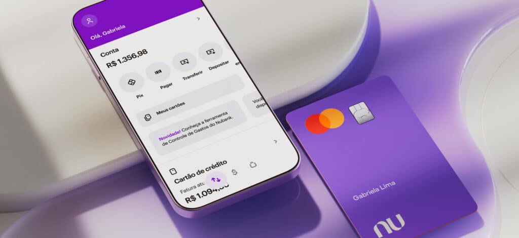 celular no nubank ao lado do cartão do mesmo banco