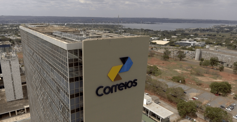 foto de cima de um prédio do correios