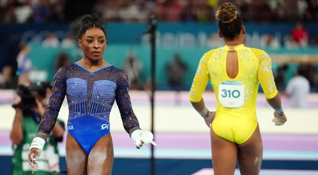 Rebeca Andrade e Simone Biles durante final do individual geral. (Fonte: Mike Egerton/PA Images via Getty Images).

