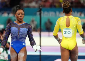 Rebeca Andrade e Simone Biles durante final do individual geral. (Fonte: Mike Egerton/PA Images via Getty Images).