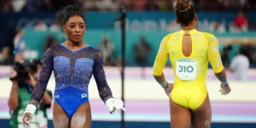 Rebeca Andrade e Simone Biles durante final do individual geral. (Fonte: Mike Egerton/PA Images via Getty Images).