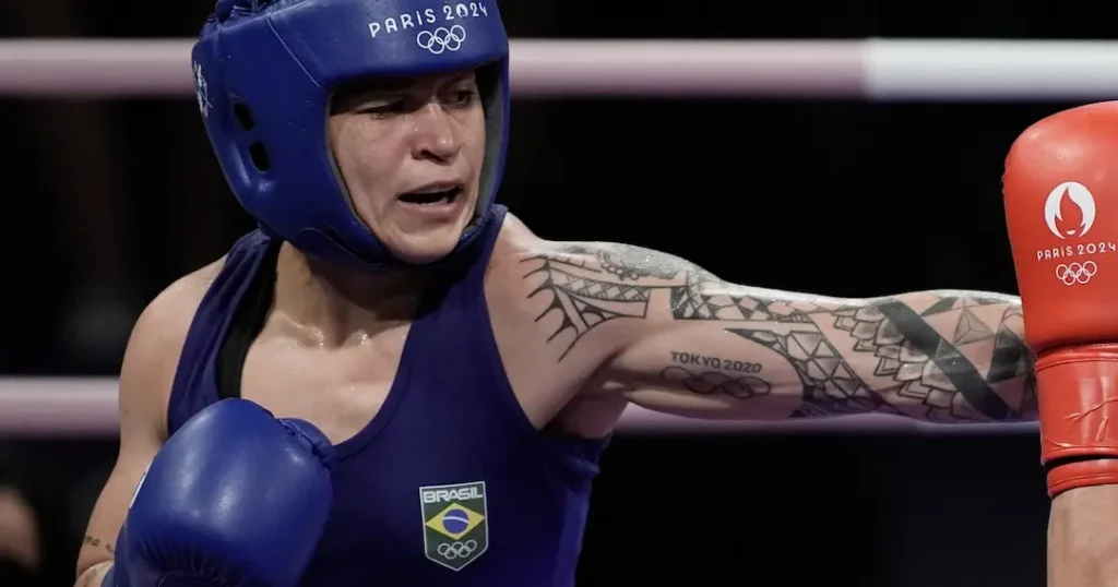 Bia Ferreira perde para Kellie Harrington nas semifinais de boxe em Paris 2024 e leva medalha de bronze. Veja mais detalhes. (Fonte: Alexandre Loureiro / COB)