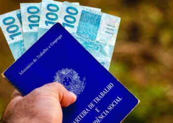 O governo brasileiro planeja um aumento significativo no salário mínimo para 2025. O valor atual é de R$ 1.412 e a previsão é que salte!