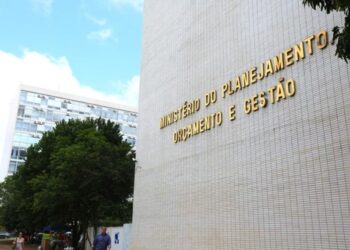 Governo Lula anuncia revisão de benefícios sociais para cumprir marco fiscal e sustenta bilhões em economias orçamentárias