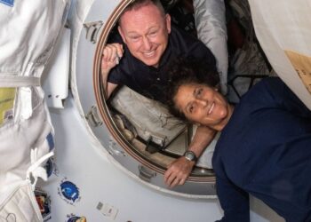 Descubra como é a vida dos astronautas na Estação Espacial Internacional, desde a rotina diária até os desafios de se viver no espaço.