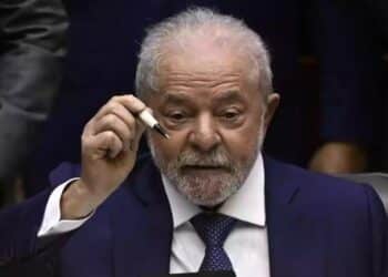 O salário mínimo de 2025 será de R$ 1.502,94? Entenda o impacto do novo valor no bolso dos brasileiros e na economia do país.