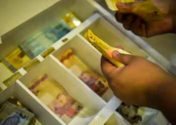 Projeção do salário mínimo para 2025, sua histórico de reajustes e impactos na economia. Entenda o cálculo e os fatores que influenciam