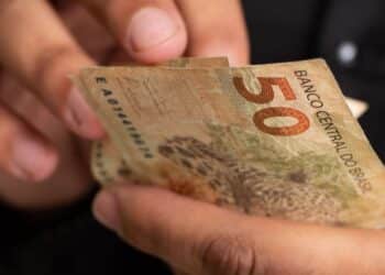 Acompanhamento da situação atual do 14º salário do INSS em 2024, incluindo beneficiários potenciais e desafios de implementação