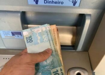 Caixa Econômica Federal anuncia auxílio emergencial de R$2.260 para famílias em vulnerabilidade, acessível via aplicativo Caixa Tem.