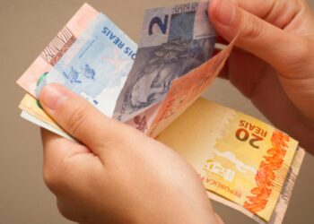 O governo propôs um aumento do salário mínimo para R$ 1.502 em 2025, representando um ganho real para os trabalhadores