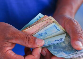 Um estado brasileiro eleva o piso salarial para trabalhadores CLT a R$ 2.134,88