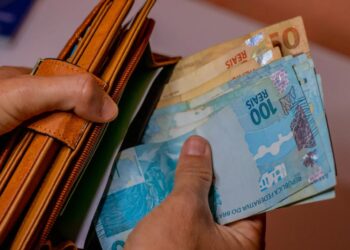 Trabalhadores do Rio Grande do Sul podem sacar até R$ 6.220 do FGTS em casos de desastre natural. Veja como acessar esse benefício