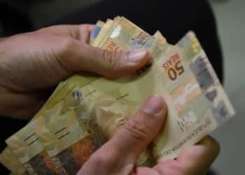 Projeção do salário mínimo para 2025 no Brasil, que pode chegar a R$ 1.502, e seu impacto na economia e nos trabalhadores.