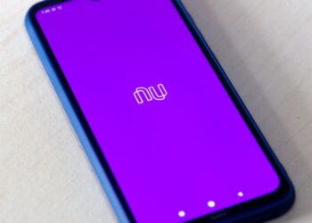 Saiba como solicitar um empréstimo pessoal no Nubank, um processo simples e rápido de ser feito pelo aplicativo. Confira as etapas.