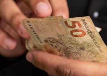 Saiba tudo sobre a proposta do 14º salário do INSS em 2024. Quem recebe? Será aprovado? Acompanhamento da tramitação no Congresso.