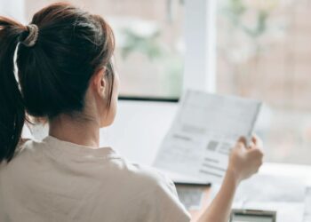 Evite começar o ano endividado. Confira nossas dicas para organizar suas finanças, cortar gastos desnecessários e começar 2024 no azul.