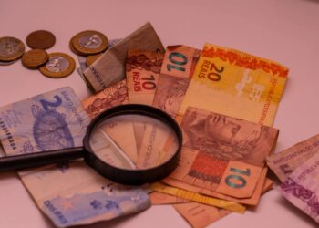 Brasileiros têm direito a recuperar cerca de R$ 7,5 bilhões em recursos esquecidos em instituições financeiras. Saques começaram em março