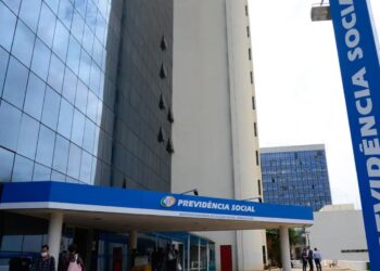 Disputa entre o governo e bancos sobre taxas de juros de crédito consignado para aposentados e pensionistas do INSS