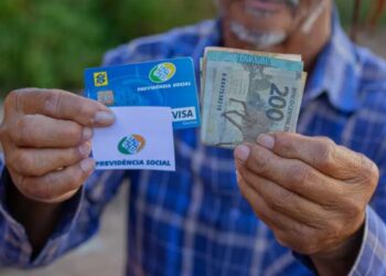 Conheça os benefícios exclusivos para idosos oferecidos pelo Governo Federal e como emitir a nova carteira do idoso, que facilita o acesso a eles