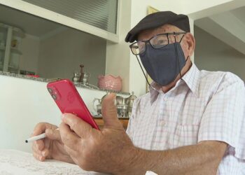 O governo brasileiro oferece internet gratuita para idosos com o programa Internet Brasil