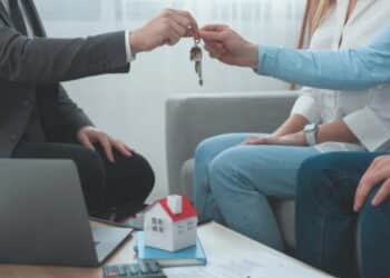 Receita Federal planeja medidas para reduzir sonegação fiscal em aluguel de imóveis por plataformas digitais, como Airbnb