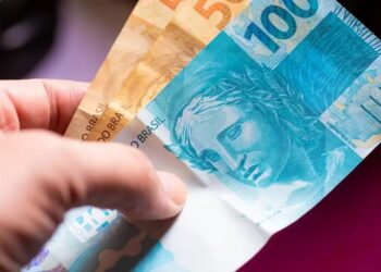 Trabalhadores nascidos em novembro e dezembro recebem o abono salarial em agosto