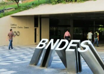 Concurso Público do BNDES 2024 bate recorde histórico de inscrições. Confira as próximas etapas, salários e benefícios oferecidos.