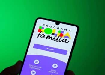 Lei que instituiu o Programa Bolsa Família no Brasil, suas atualizações e como consultar o calendário de pagamentos do programa.