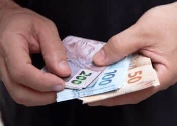 O aumento proposto do salário mínimo para R$1.502 em 2025 impacta trabalhadores e empresas