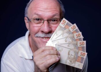 Nova lei reduz idade para gratuidade no transporte público para idosos a partir de 2024. Saiba como atualizar a Carteira do Idoso e seus benefícios.